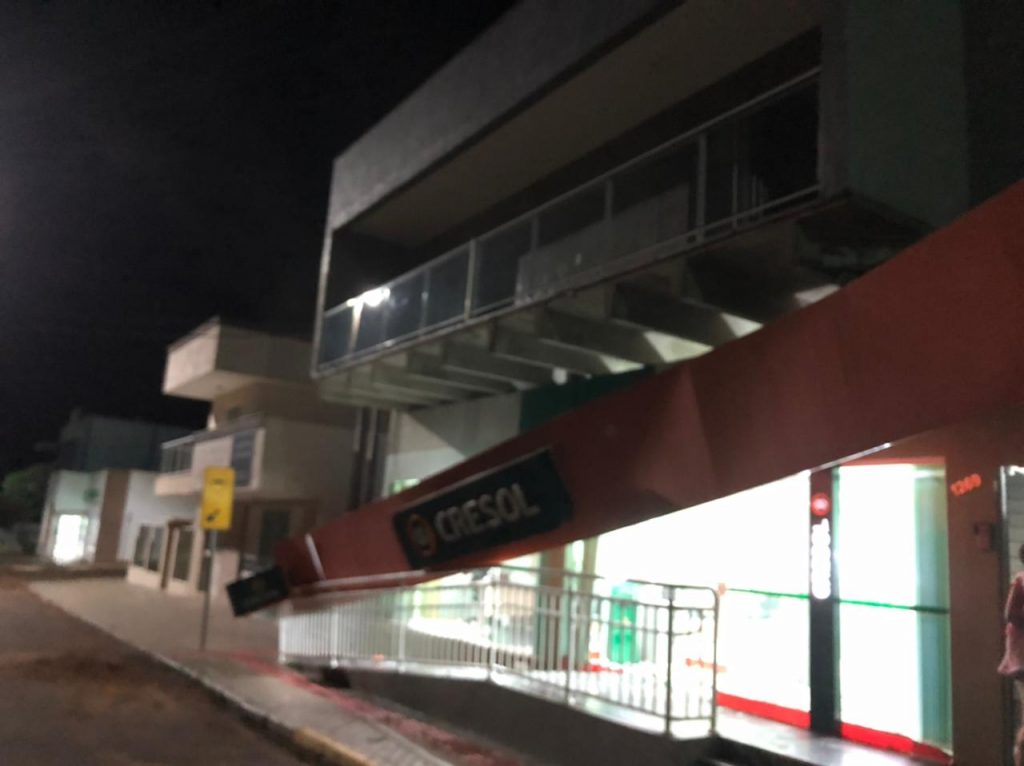 Câmera flagra momento em que bandidos teriam utilizado explosivos para abrir a porta de um banco, em Campo Bonito