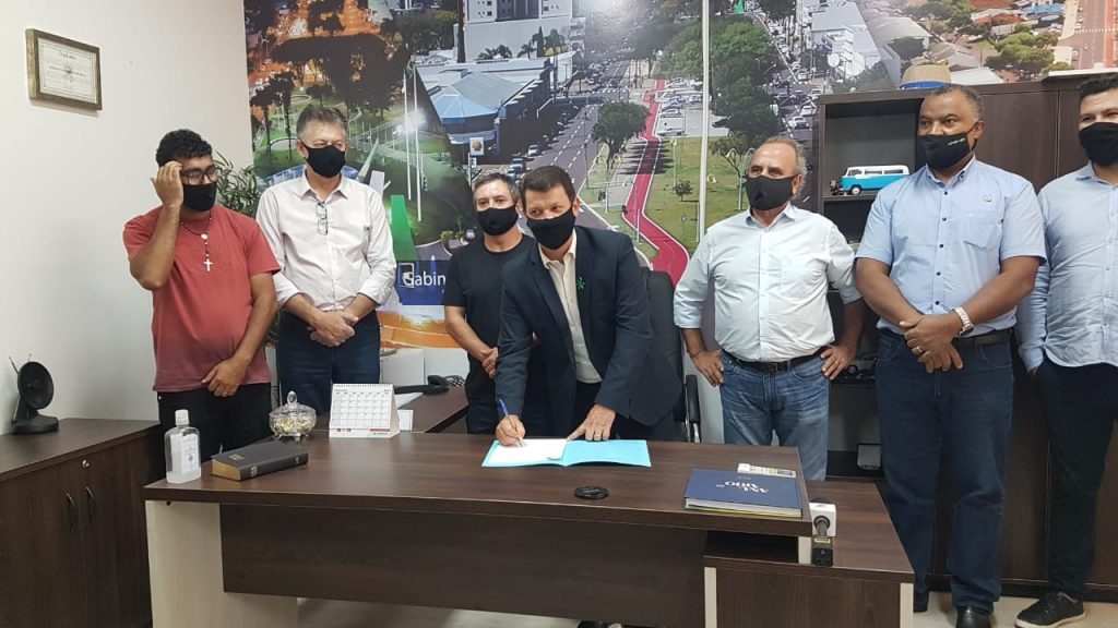 Romulo Quintino assina ato de posse como presidente da Câmara durante afastamento de Alécio Espínola