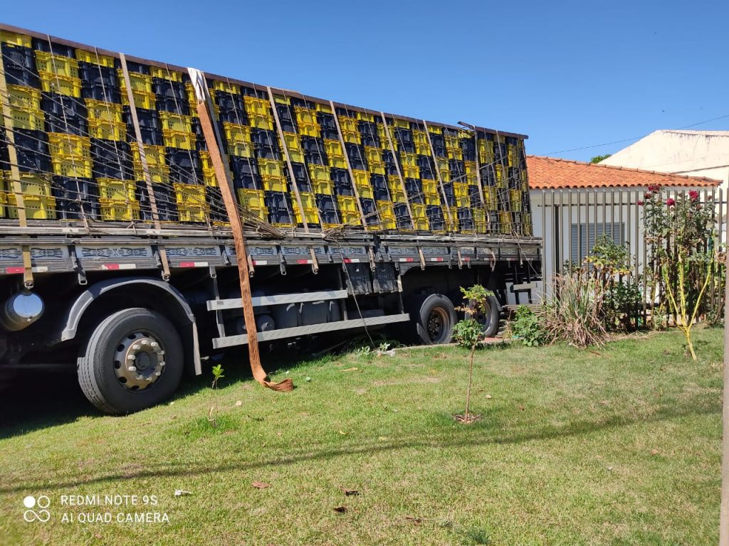 Caminhão desgovernado invade residência no Bairro Canadá, em Cascavel