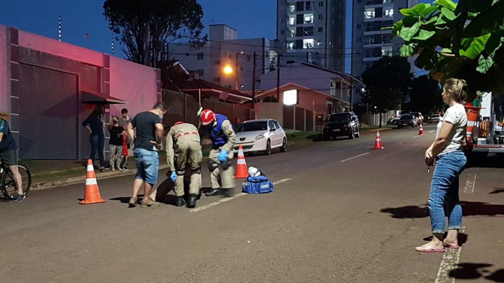 Mulher é socorrida pelo Siate na Rua Castro Alves, após sofrer queda