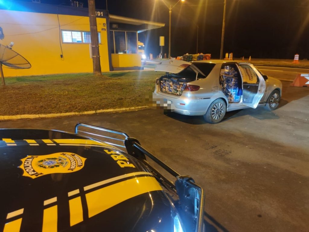 PRF apreende veículo com 15 mil maços de cigarros paraguaios em Guarapuava