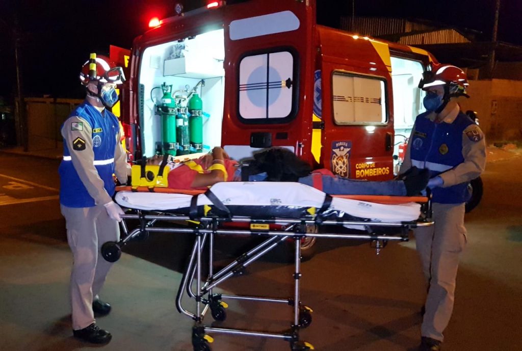 Carro e moto batem em cruzamento no Bairro Santa Felicidade