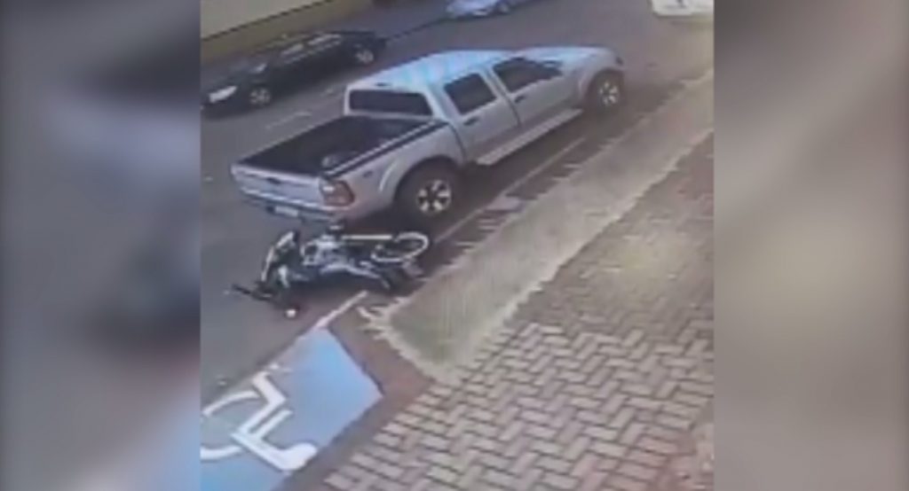 Internauta tenta localizar motorista de caminhonete que derrubou moto, no São Cristóvão
