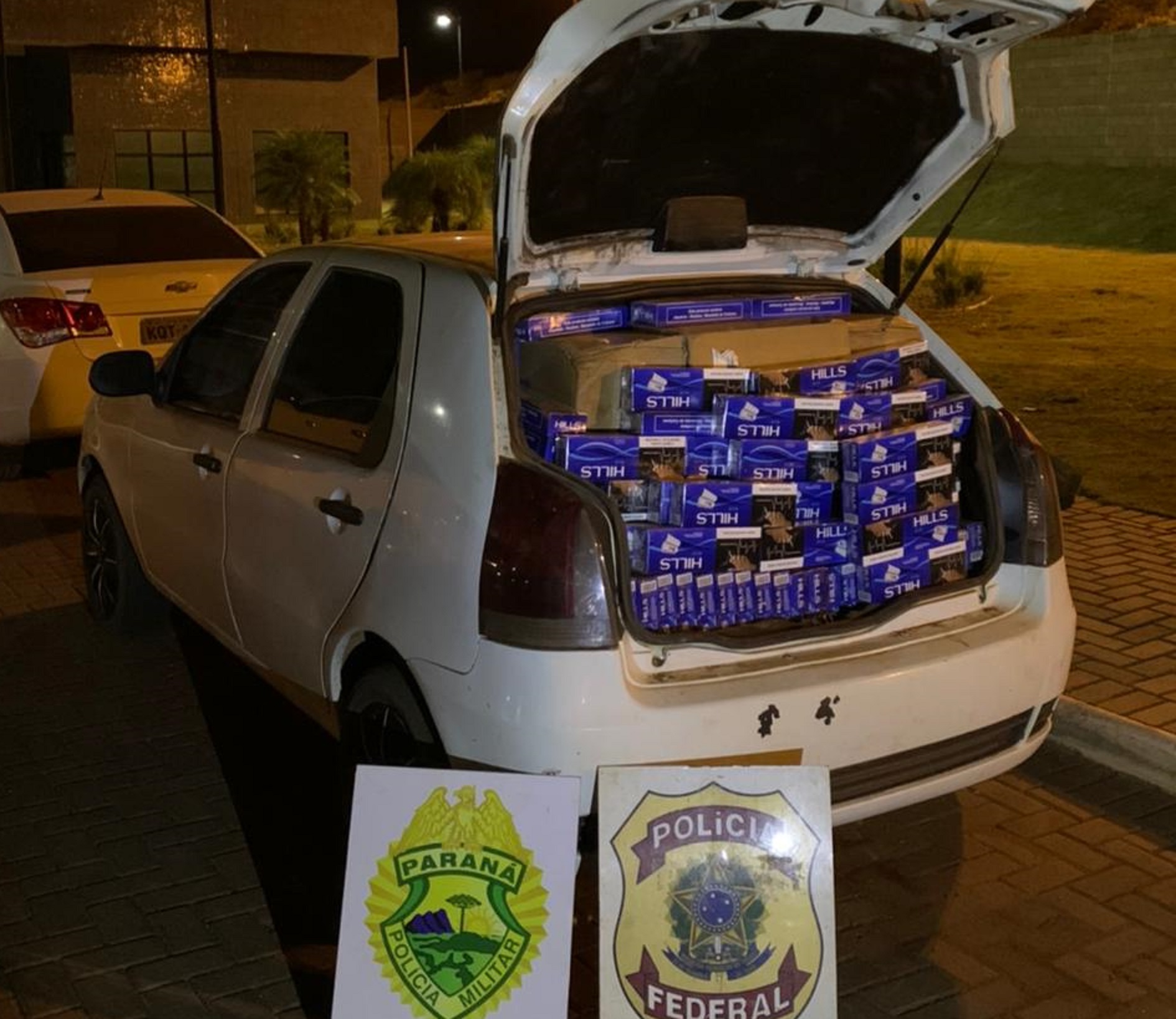 Polícia Federal e Polícia Militar apreendem veículo carregado com cigarros contrabandeados Imagem referente a Polícia Federal e Polícia Militar apreendem veículo carregado com cigarros contrabandeados