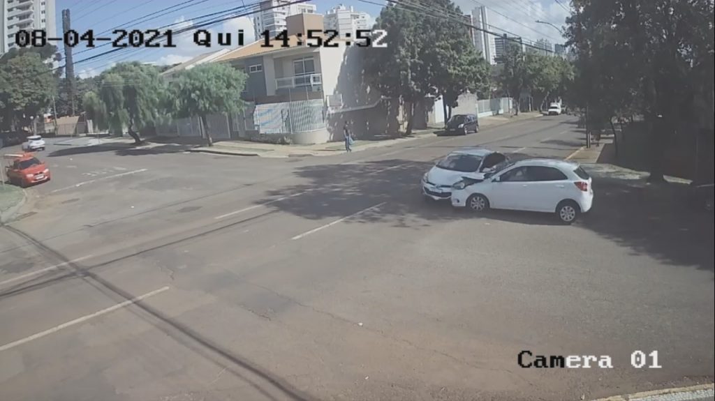 Forte colisão entre Ford Ka e HB20 é registrada por câmera de segurança; Veja o vídeo