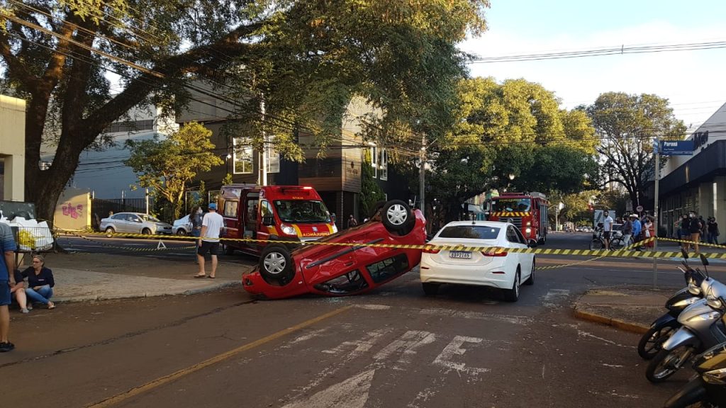 Renault Clio capota em acidente de trânsito no Centro de Cascavel