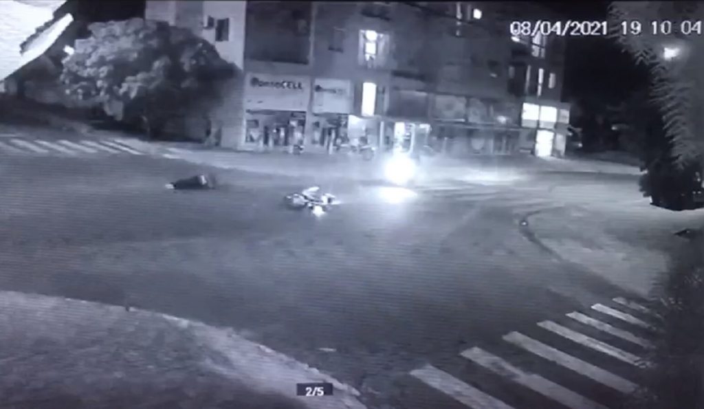 Homem empina a moto e bate contra outra motocicleta no Bairro Cascavel Velho; Câmera registrou a colisão