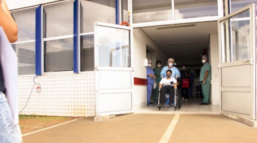 Garoto de 12 anos vence a Covid-19 e deixa o Hospital Universitário de Ponta Grossa