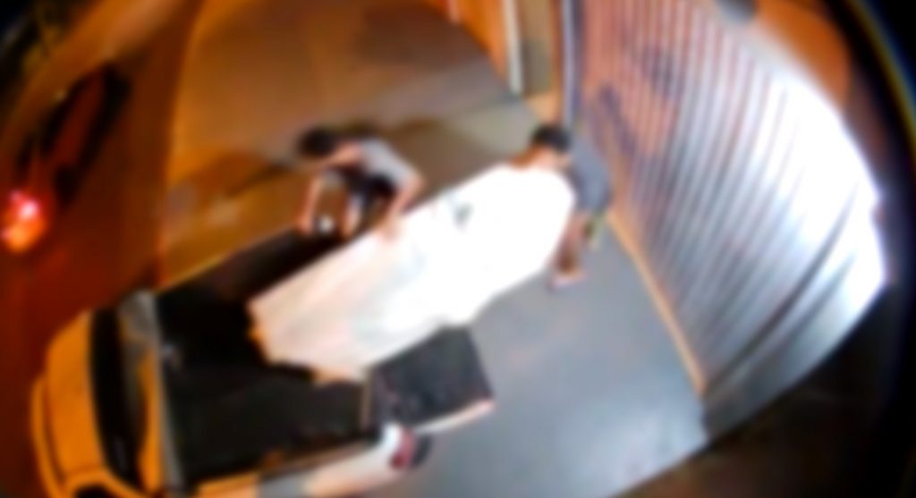 Vídeo mostra suspeito de homicídio colocando o corpo da vítima em veículo antes de desová-lo em área rural