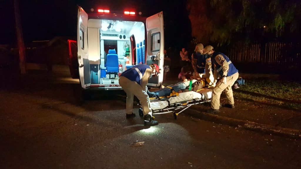 Palio que estaria com as luzes apagadas colide com motocicleta e foge sem prestar socorro, no Bairro Nova Cidade