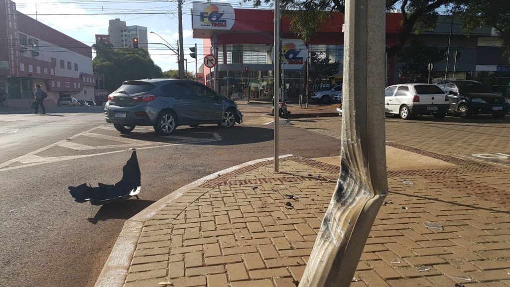 Veículo Cruze bate em semáforo na Avenida Brasil, no Centro de Cascavel