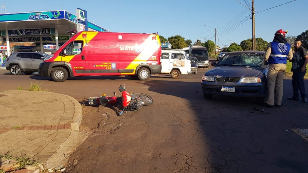 Colisão entre carro e bicicleta motorizada deixa mulher ferida na Rua Souza Naves, no Parque São Paulo
