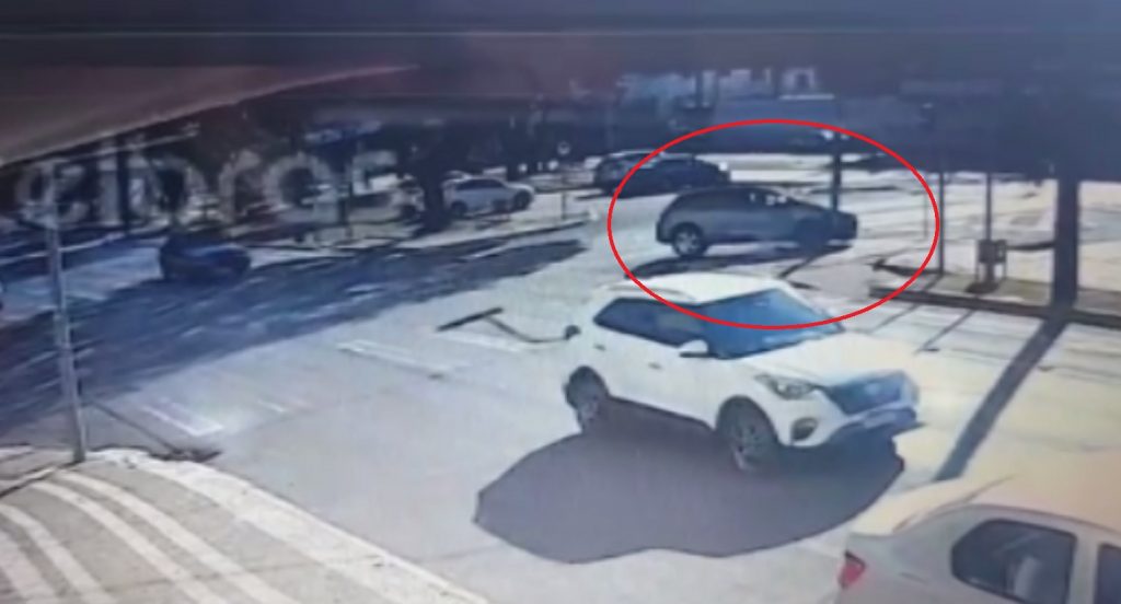 Câmera mostra Cruze atingindo semáforo na Avenida Brasil, no Centro