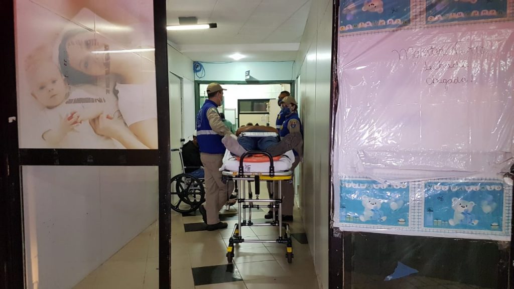 Adolescente sofre queda com skate e recebe socorro do Siate na Avenida Brasil, no Centro