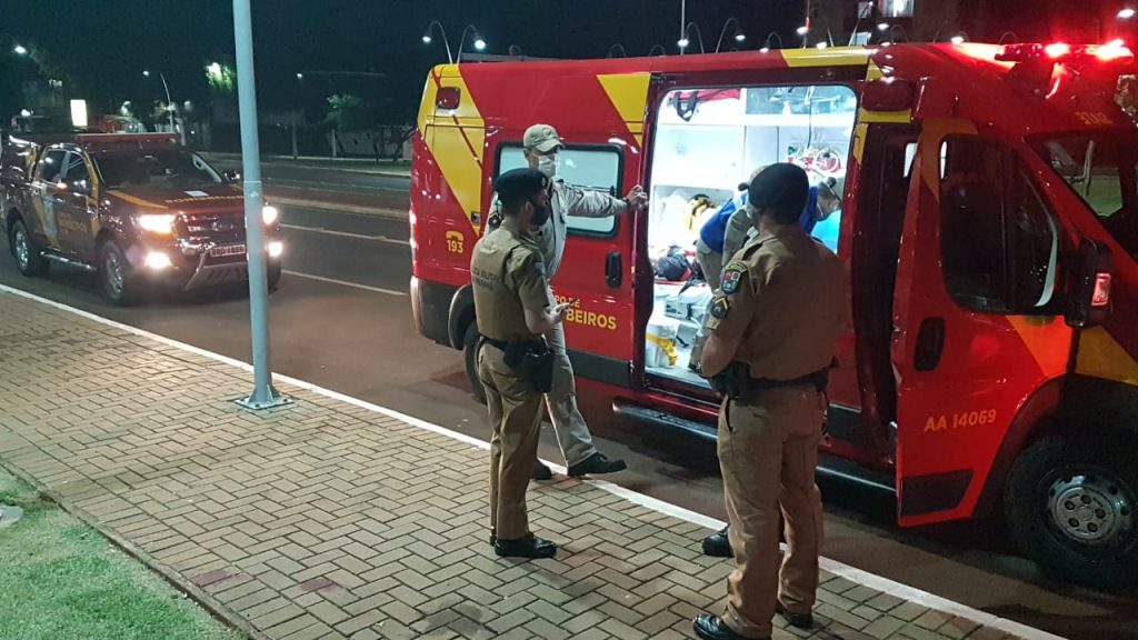 Homem é ferido por golpe de faca e socorrido pelo Siate na Praça da Bíblia, no Centro