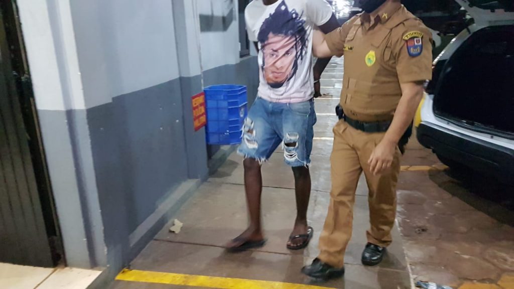 Homem acusado de agredir e quebrar o dedo da mulher pela segunda vez é preso pela PM no Bairro Neva