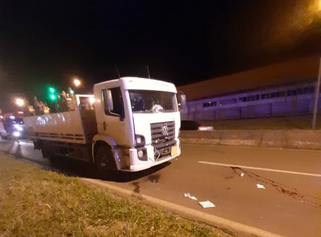 Homem morre após ser atropelado por caminhão na BR-369, em Londrina