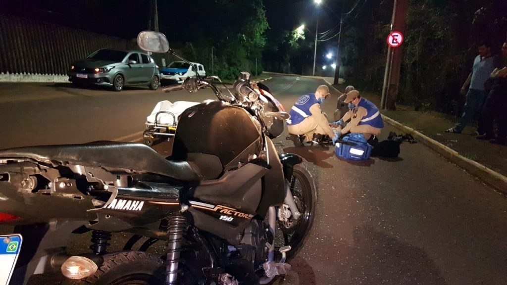 Jovem é socorrido pelo Siate após sofrer queda de moto na Rua Jacarezinho, na Região do Lago