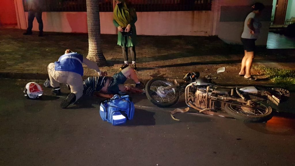 Forte colisão entre motocicleta e Honda Civic deixa dois feridos; um sofreu traumatismo craniano