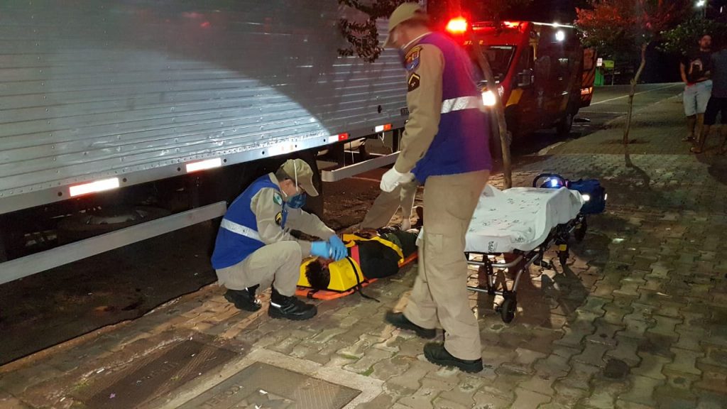 Homem de 24 anos é agredido por motociclista na Rua Erechim