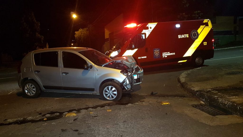 Renault Sandero colide com placa de trânsito no Bairro Cancelli; criança fica ferida