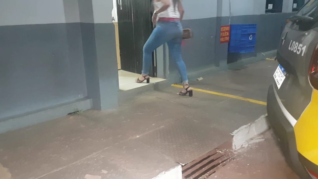 Condutora de Sandero que colidiu com placa de sinalização no Bairro Cancelli é detida pela Polícia Militar
