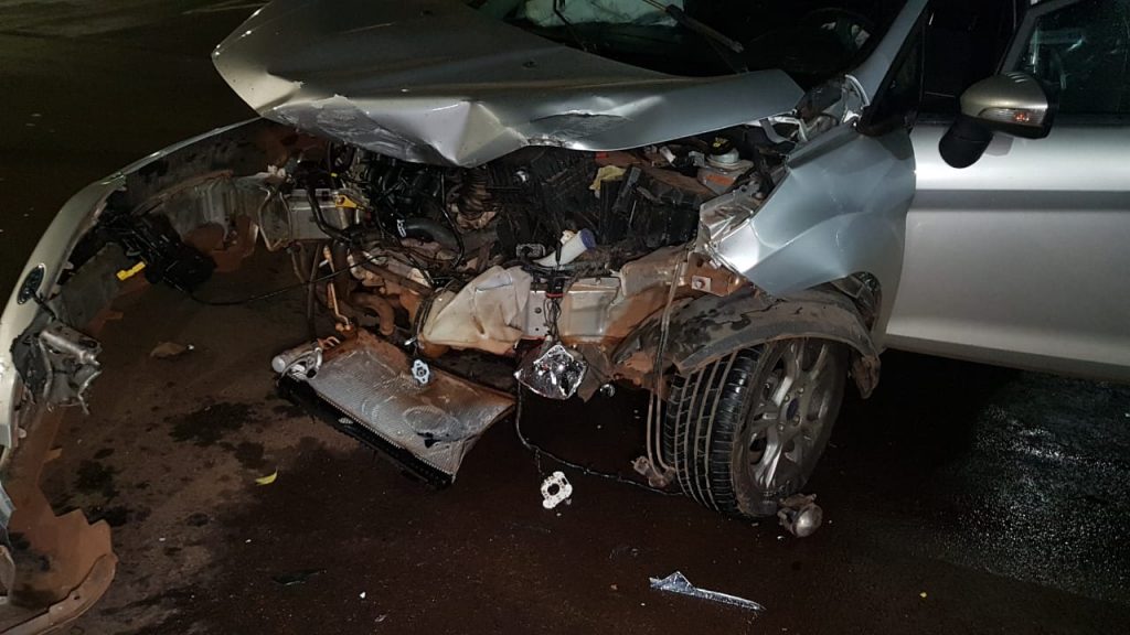 Ford Fiesta e Cruze sofrem forte colisão em acidente de trânsito no Centro