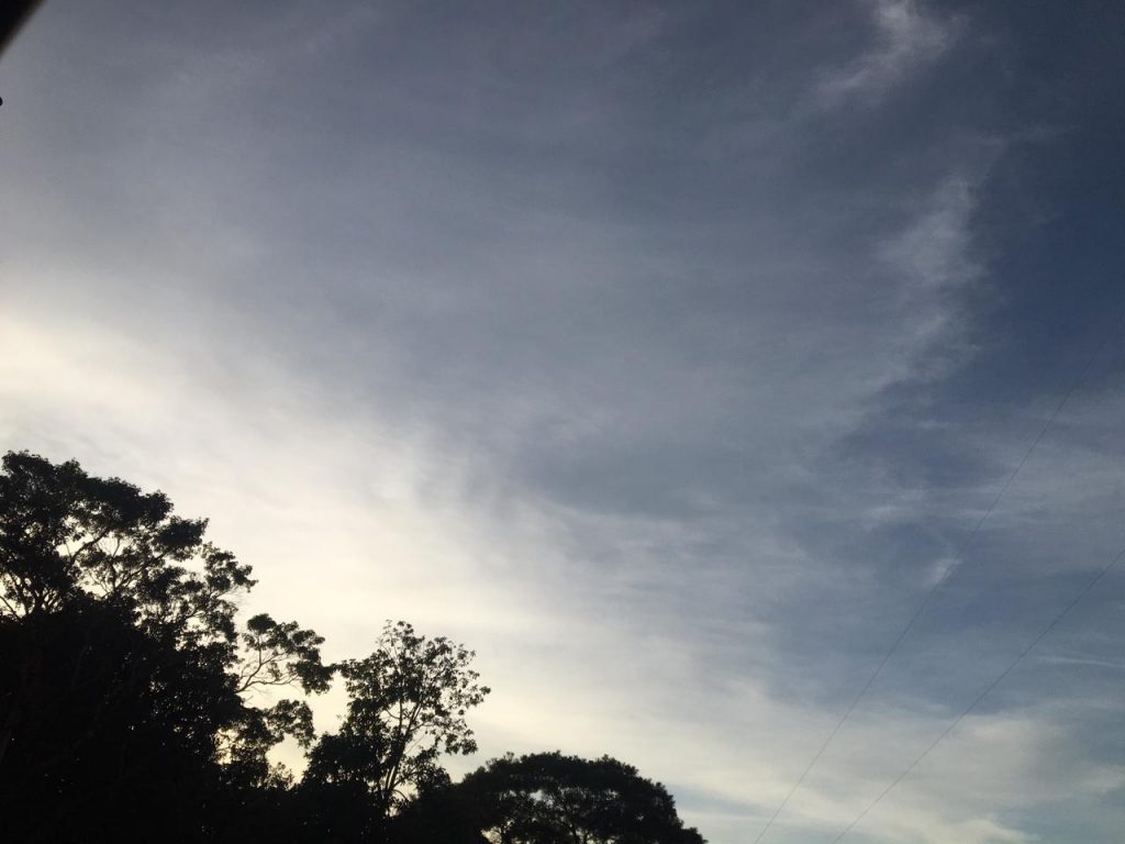 Céu levemente nublado, ensolarado e com ventos fortes predomina em Cascavel neste sábado