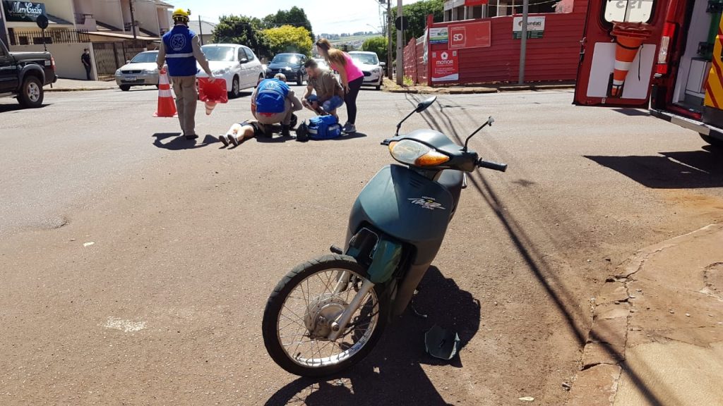 Jovem fica ferida em acidente entre carro e moto na esquina das ruas Pio XII e Recife