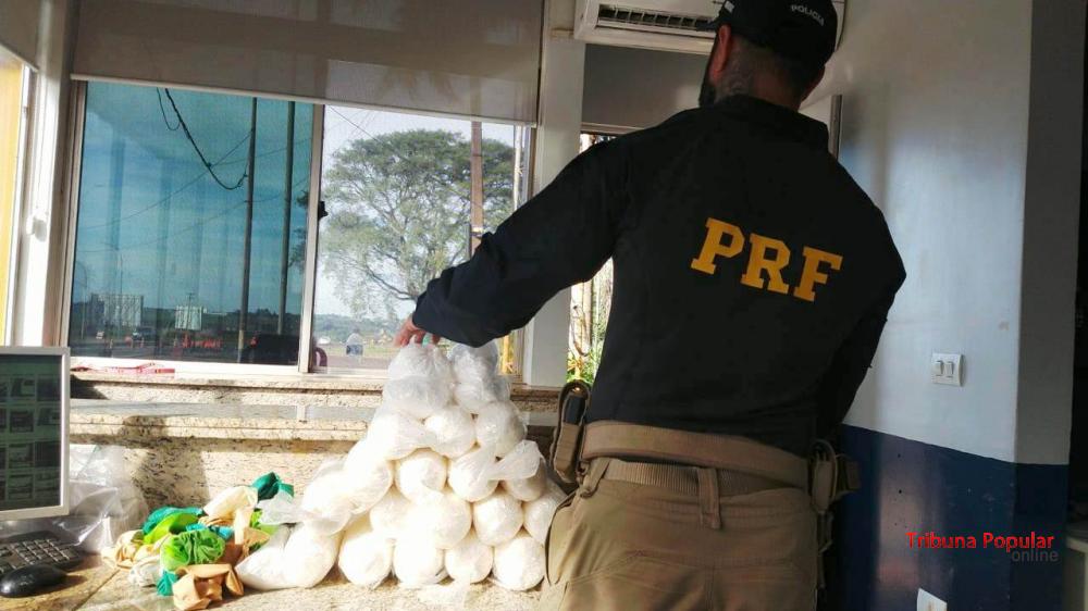 PRF apreende 21,8 Kg de cocaína com duas mulheres em Santa Terezinha de Itaipu