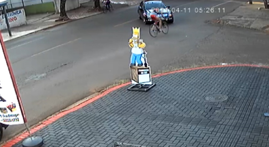 Câmera registra carro atingindo ciclista na Rua Jacarezinho