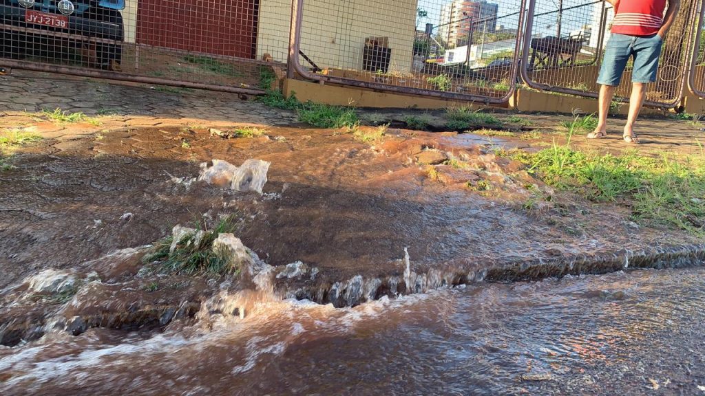 Vazamento de água é registrado na Rua Londrina, no Centro