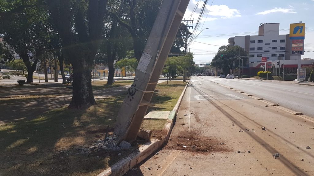 Poste atingido por carro na Avenida Brasil durante a madrugada está suspenso por fios