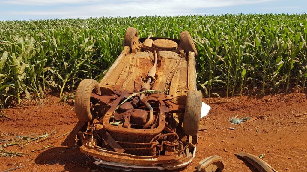 Veículo capota em estrada rural na PR-180, em Cascavel