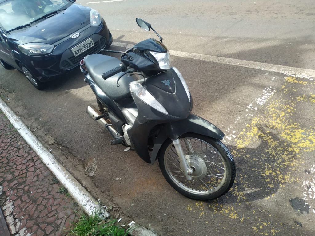 Motociclista sofre escoriações em acidente na Carlos Gomes