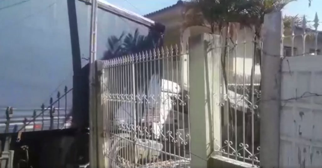 Caminhão dispara e atinge imóvel no Bairro Chapada, em Ponta Grossa