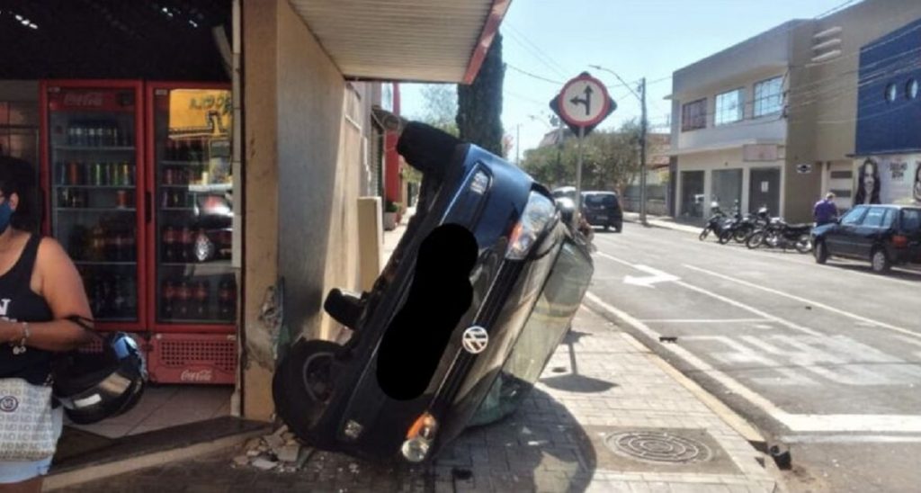 Veículo tomba ao se envolver em acidente no Centro de Arapongas