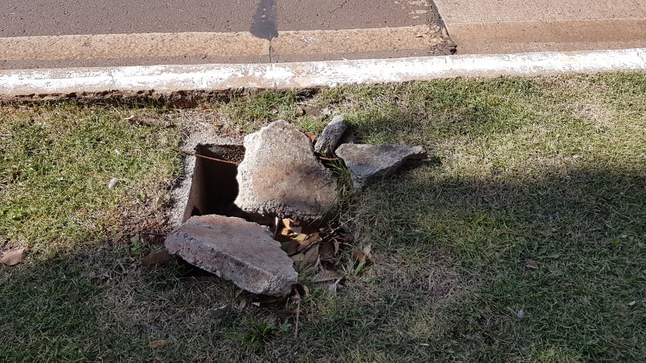 Tampa quebrada em canteiro central oferece risco aos pedestres