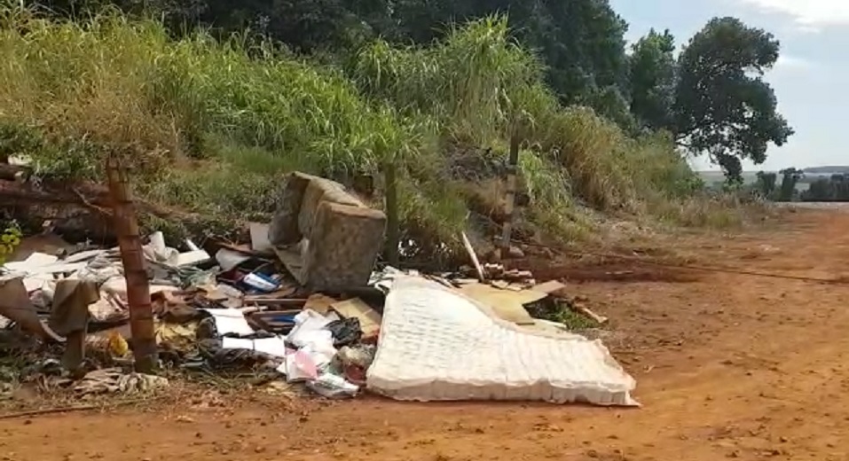 PR-180: Rodovia vira depósito de lixo a céu aberto Imagem referente a PR-180: Rodovia vira depósito de lixo a céu aberto