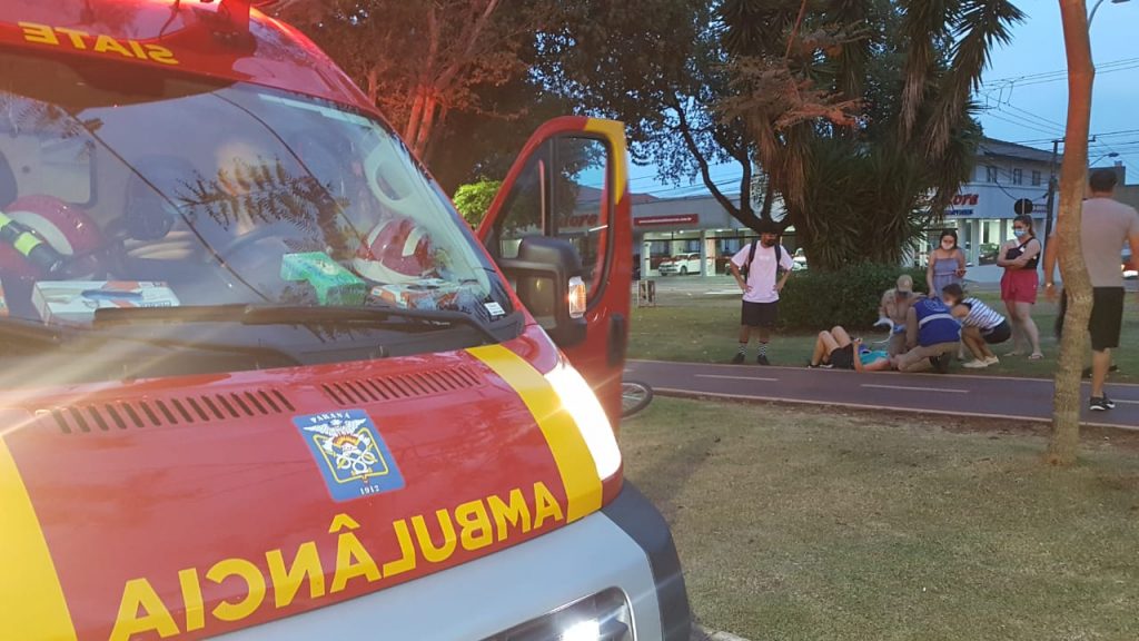Ciclista fica ferida ao sofrer queda na Avenida Brasil, no Centro