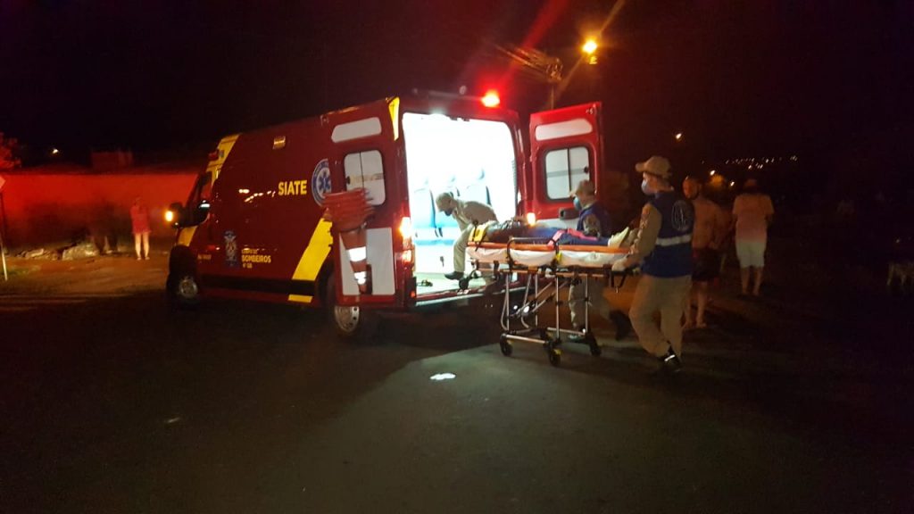 Mulher fica ferida em colisão entre carro e moto no Bairro Cataratas; Siate foi mobilizado