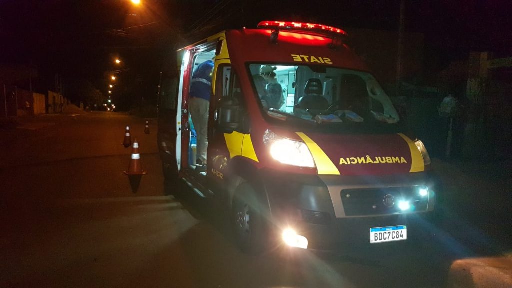 Adolescente sofre suspeita de fratura após criança cair sobre ela