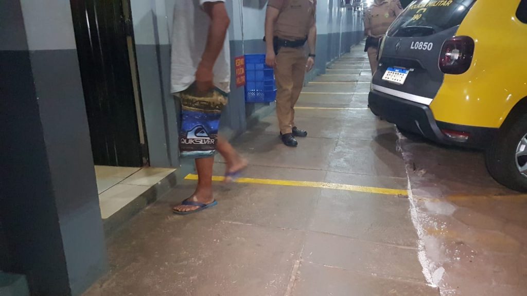 Homem de 51 anos é detido pela Polícia Militar após invadir residência