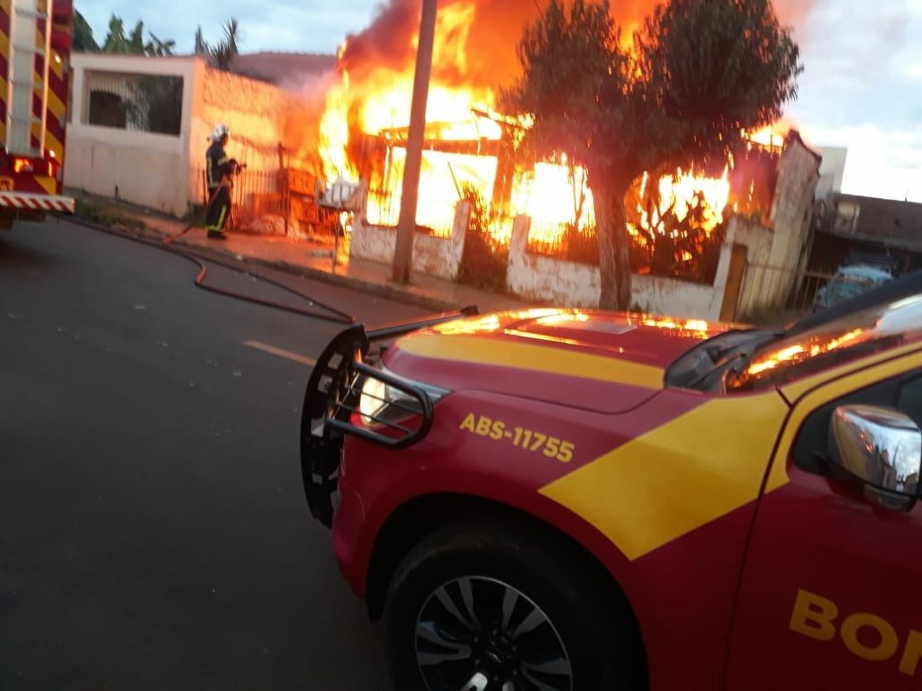 Residência é consumida pelo fogo na zona leste de Londrina