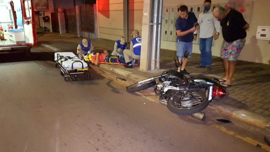 Homem fica ferido em colisão entre carro e moto no cruzamento das ruas São Paulo e Salgado Filho, no Centro