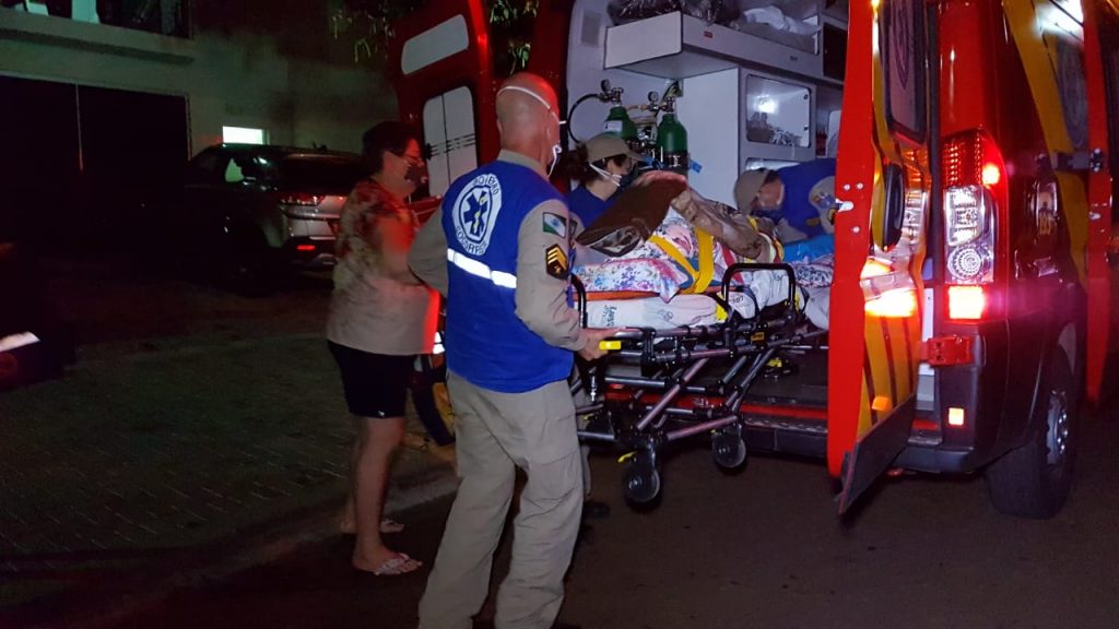Idosa fica ferida ao cair dentro de casa no Bairro Santa Felicidade
