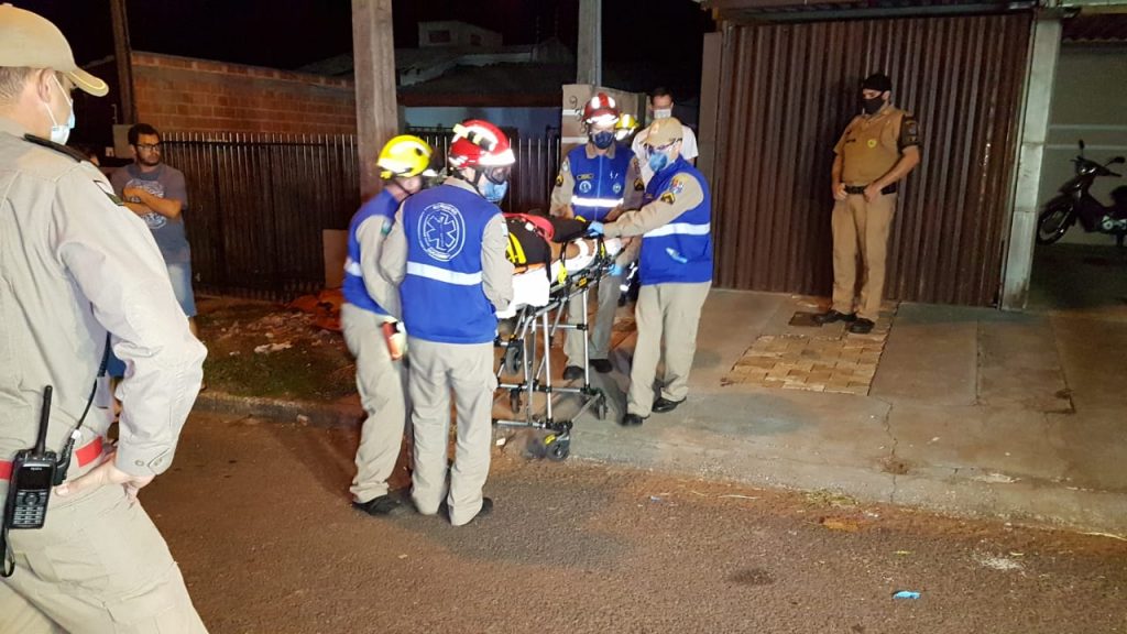 Homem ferido por faca é socorrido no telhado de residência no Jardim Veneza