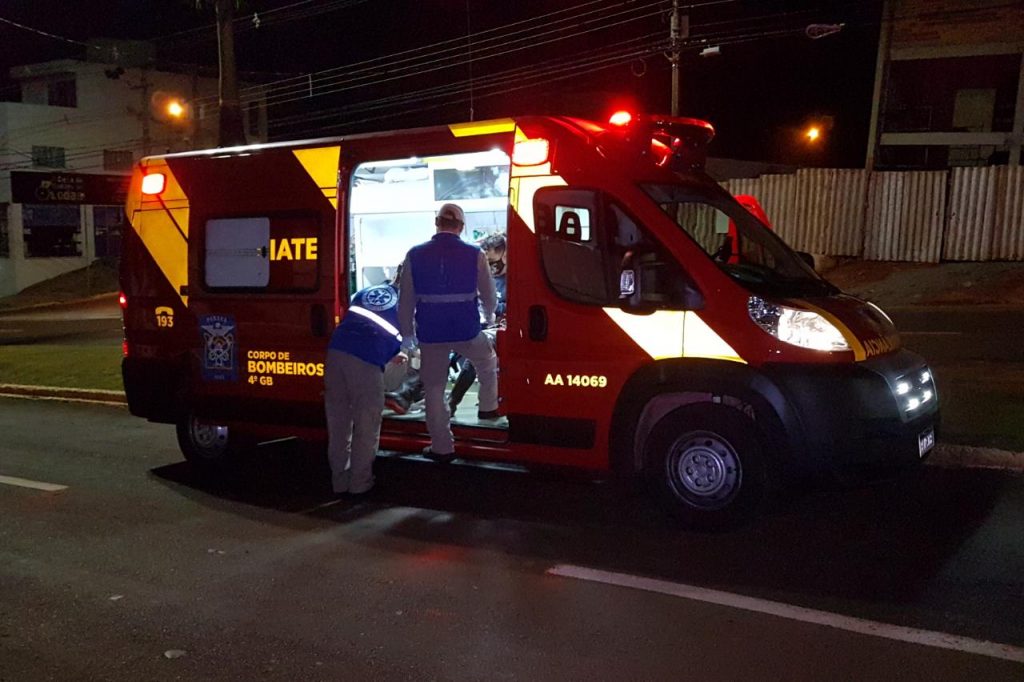 Jovem de 22 anos sofre queda com moto e recebe cuidados do Siate na Avenida Brasil, no Santa Cruz