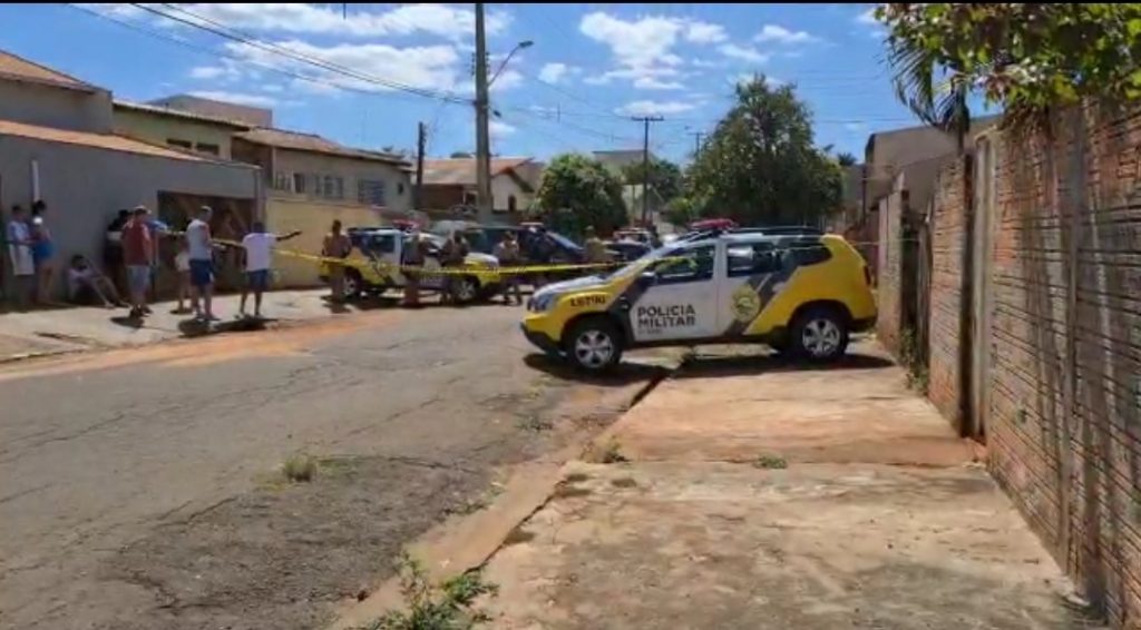 Homem morre em conflito com a PM em Londrina; populares arremessaram pedras contra os policiais e bloquearam ruas
