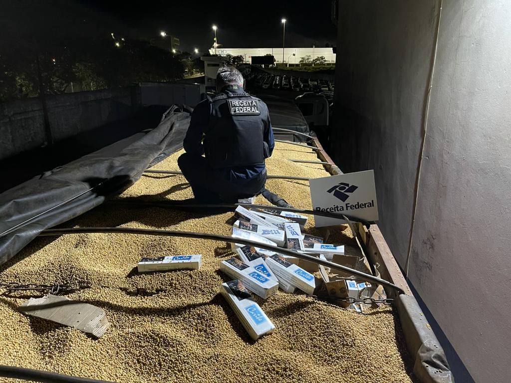 Ação conjunta entre Receita Federal de Cascavel e de Joinville apreende carreta com quase 800 caixas de cigarros na BR-467